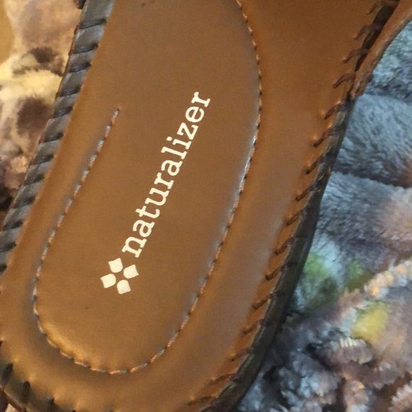 I’m a size 7/7 1/2. They don’t show size. - Picture 4 of 5